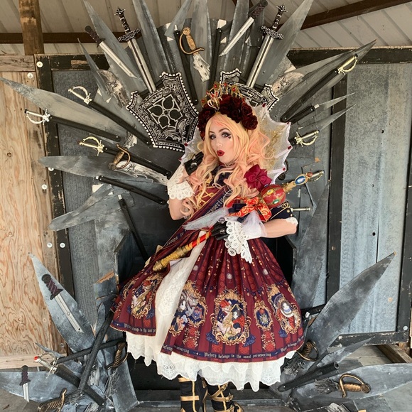 Meet your Posher, Lady Gloomweaver 🖤 - Picture 15 of 17